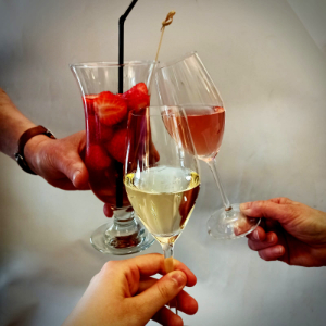Feiern-mit-Sekt Feiern im Bistro mit Sekt, Wein und anderen Leckereien